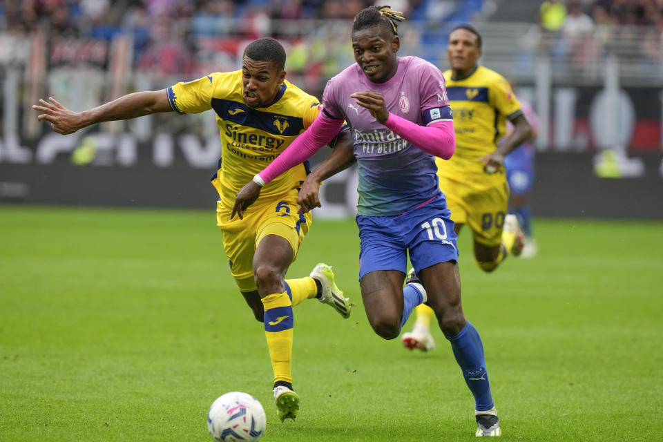 Rafael Leao del AC Milán pelea por el balón con Isak Hien del Hellas Verona en el encuentro de la Serie A en el Estadio San Siro en Milán el sábado 23 de septiembre del 2023. (AP Foto/Luca Bruno)