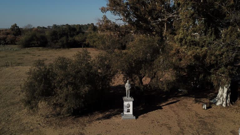 Un tren especial trasladó la estatua de Mitre desde Buenos Aires 