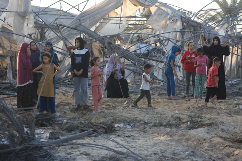 Palestinians inspect their tents after a series of Israeli raids on the tents of displaced people in the Mawasi area of ​​Khan Younis, which resulted in a large number of deaths and injuries in the southern Gaza Strip. Abed Rahim Khatib/dpa