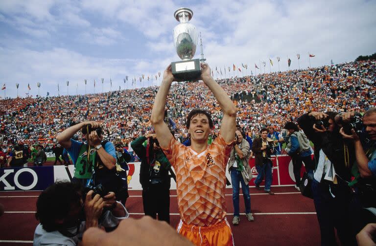 Marco van Basten con la Eurocopa 1988, su momento sublime. Ese año también ganó el Balón de Oro