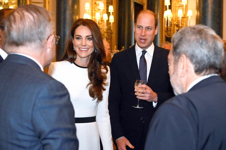 Kate, Princesa de Gales, y Guillermo, Príncipe de Gales, hablan con el Primer Ministro australiano Anthony Albanese (izda.) durante un almuerzo de Gobernadores Generales y Primeros Ministros del Reino en el Palacio de Buckingham en Londres, antes de la coronación del Rey Carlos III.