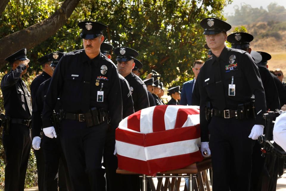 Oficiales del LAPD cargan el ataúd de Houston Tipping en su funeral el miércoles 22 de junio de 2022 (AP)