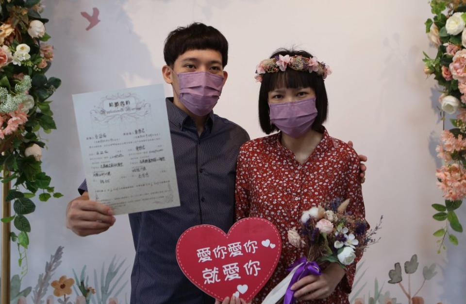 陳雅君與先生選在相戀一週年當天登記結婚。（門諾醫院提供）