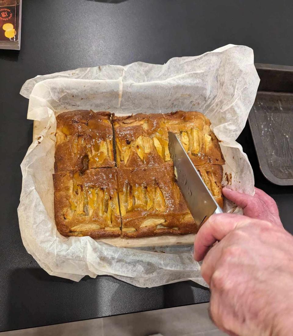 apple cake slices