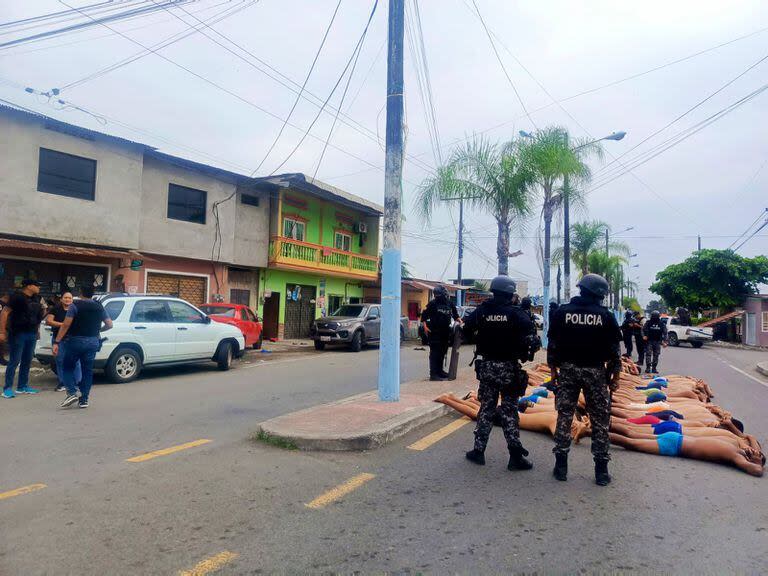 Militares y policías detienen a 68 terroristas que irrumpieron en el hospital de Yaguachi, en Ecuador