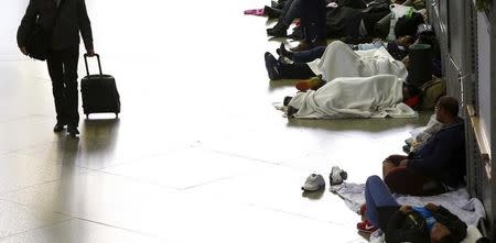 Migrants sleep in the hall of the main railway station in Munich, Germany September 13, 2015. REUTERS/Michaela Rehle