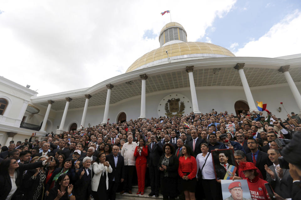 En esta imagen de archivo, tomada el 4 de agosto de 2017, los miembros de la Asamblea Nacional Constituyente de Venezuela posan para una fotografía tras su toma de posesión, en la Asamblea Nacional, en Caracas, Venezuela. (AP Foto/Ariana Cubillos, archivo)