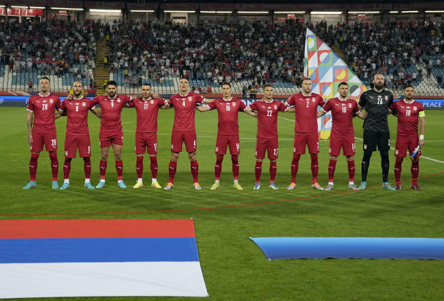 塞爾維亞代表隊在今年6月2日出戰挪威一役，於賽前播放國歌時排排站。（達志影像資料照）