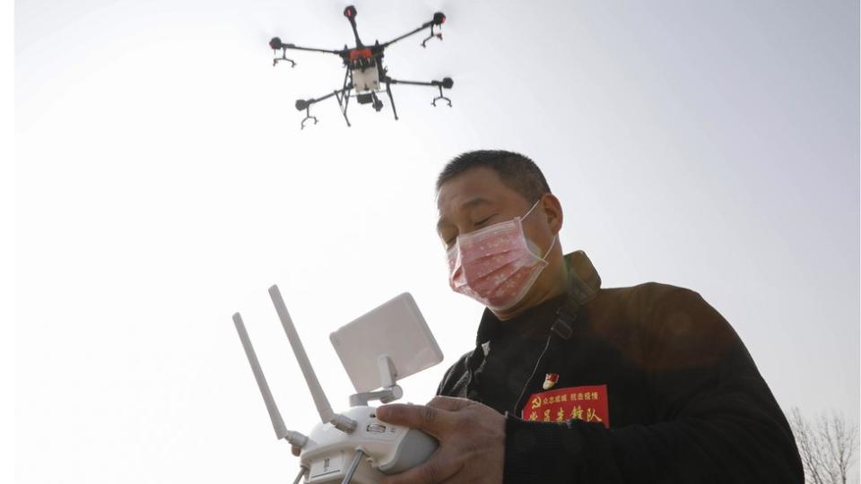 Un técnico volando un drone