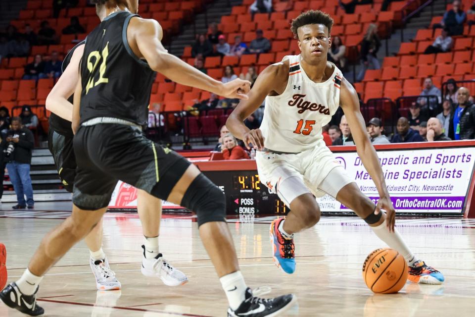 Norman’s Trashaun Combs-Pierce (15) works past defenders during a boys high school basketball quarterfinals game in the state tournament between Norman and Broken Arrow at the Lloyd Noble Center in Norman, Okla., on Thursday, March 9, 2023. 