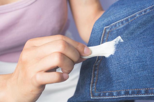 15 manières de enlever du chewing gum d'un tissu