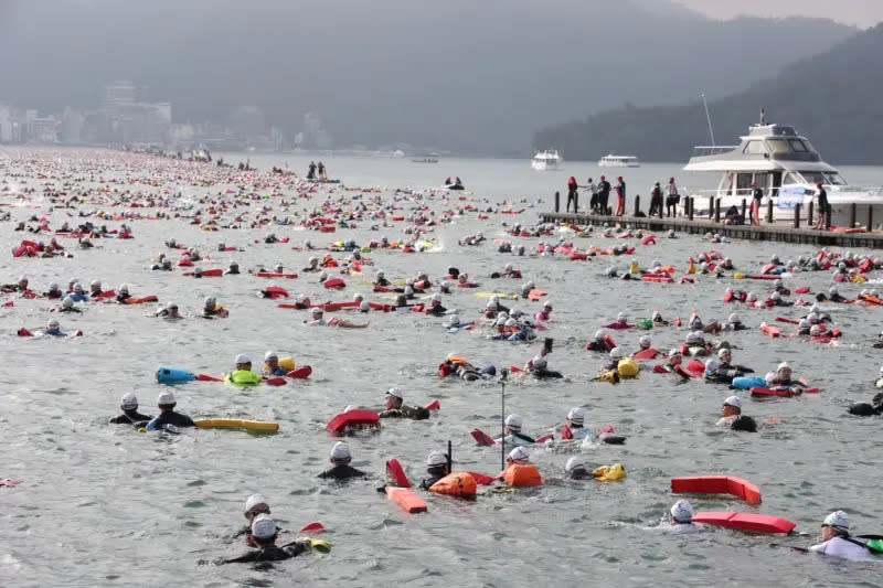 ▲參與泳渡日月潭的民眾陸續下水，挑戰3,000公尺橫渡。（圖／南投縣政府提供，2023.09.24）