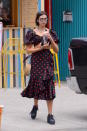 <p>Retro-Fashion im Stil der 50er trifft auf modernen Steetstyle: Sängerin Dua Lipa schlendert in einem Zweiteiler aus Knoten-Top und Volant-Rock mit Polka Dots durch die von Straßen von Manhattan. Dazu kombiniert die 22-Jährige eine stylische Korbtasche, eine Cat-Eye-Sonnenbrille und mega angesagte Plateau-Sneakers. (Bild: Getty Images) </p>