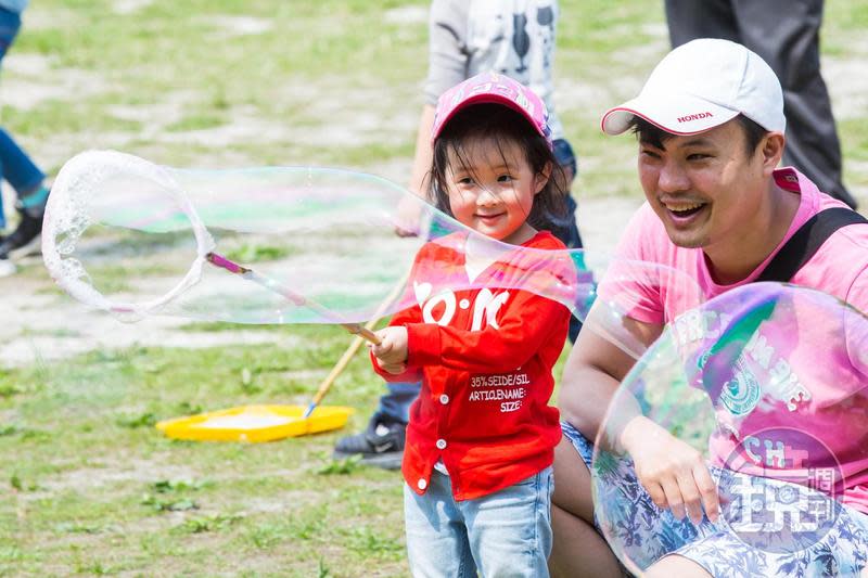 父母可依據子女年齡，選擇不同的領取方式，其中最高還有額外回饋1000元。