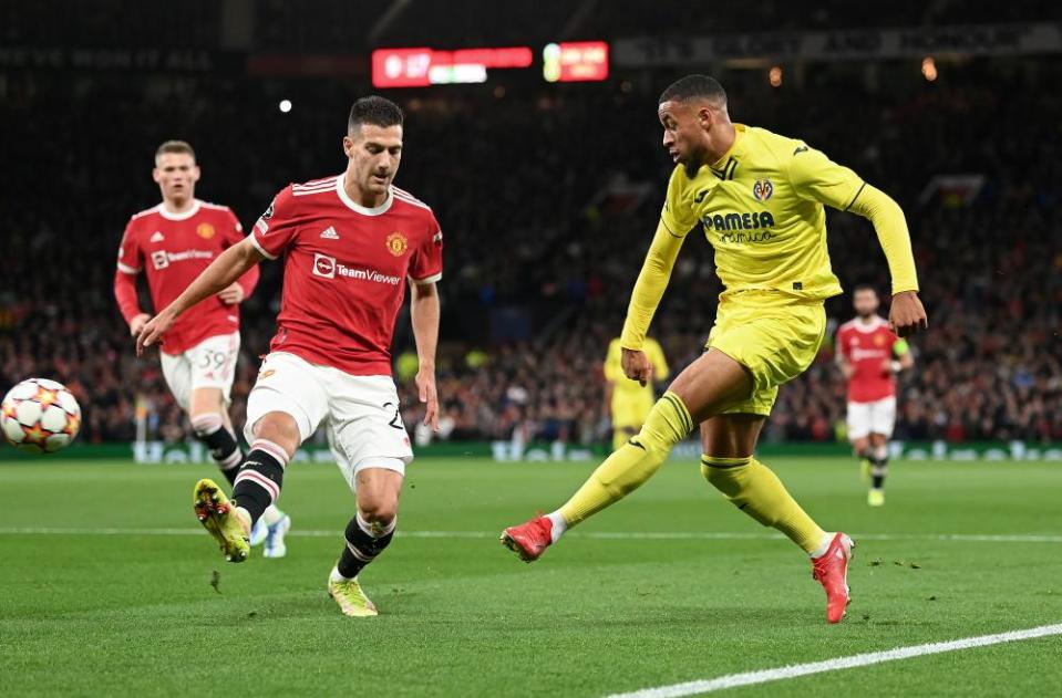 Arnaut Danjuma of Villarreal crosses the ball despite the attentions of Diogo Dalot