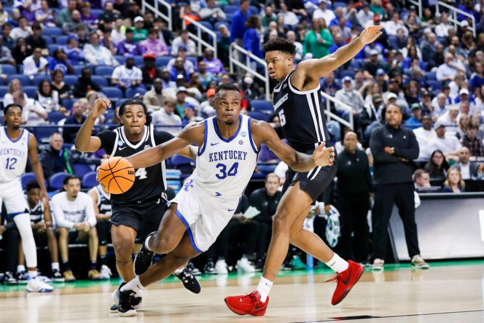 After two seasons playing for the Kentucky Wildcats, Oscar Tshiebwe (34) stands 48th in UK history in scoring (1,117 career points), sixth in rebounding (952), 30th in steals (112), 24th in blocked shots (87) and is tied for second in career double-doubles (48). Silas Walker/swalker@herald-leader.com