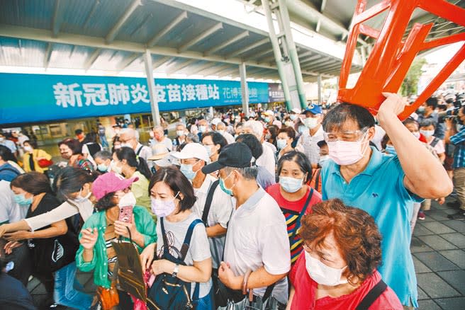 花博開放AZ與莫德納第二劑疫苗施打，民眾13日冒雨前往接種，場館外排隊人龍塞爆，民眾不滿動線紊亂，抱怨連連。（郭吉銓攝）