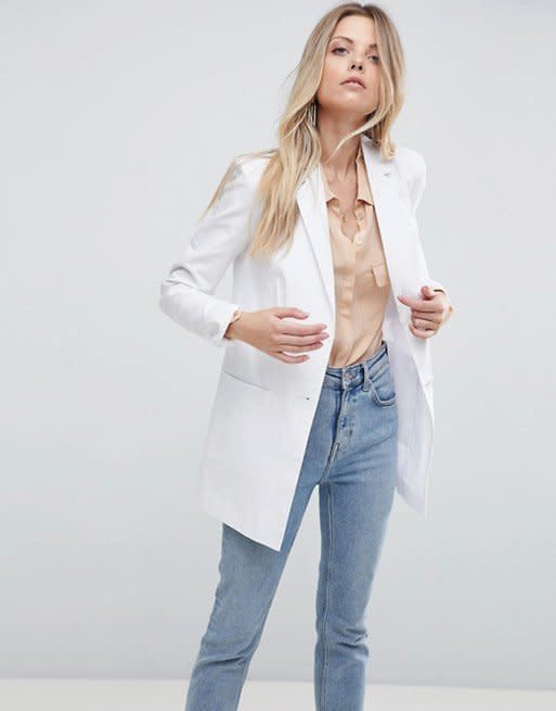 Get it <a href="http://us.asos.com/asos/asos-tailored-linen-longline-relaxed-blazer/prd/8979488?clr=white&amp;SearchQuery=linen%20blazers&amp;gridcolumn=1&amp;gridrow=1&amp;gridsize=4&amp;pge=1&amp;pgesize=72&amp;totalstyles=8" target="_blank">here</a>, $76.