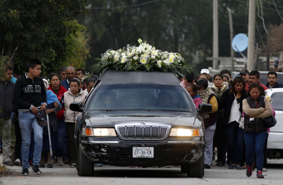 Los parientes de Gerardo Preciado Cornejo, que falleció al estallar un oleoducto de gasolina, avanzan en procesión en su funeral en el poblado de Tlahuelilpan, México, el domingo 20 de enero de 2019. (AP Foto/Claudio Cruz)