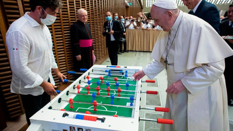 El Papa jugando al metegol en el Vaticano, tras la audiencia del 18 de agosto pasado, otra señal de su buena salud