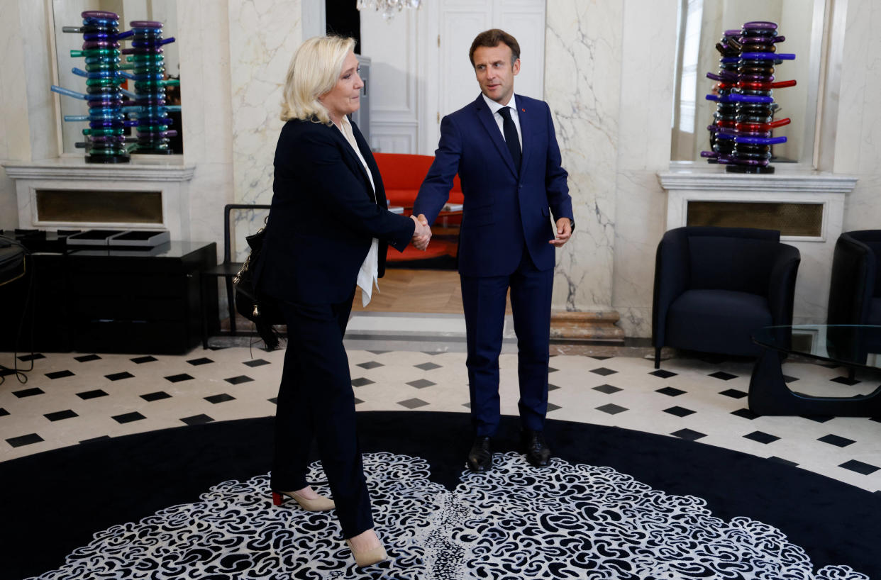  Emmanuel Macron veut bien débattre avec Marine Le Pen, mais refuse ce samedi 25 mai ses conditions.