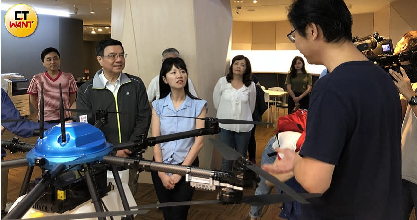 民進黨主席卓榮泰與港湖女神高嘉瑜前往內湖的台北創新實驗室參訪。（圖／民進黨提供）