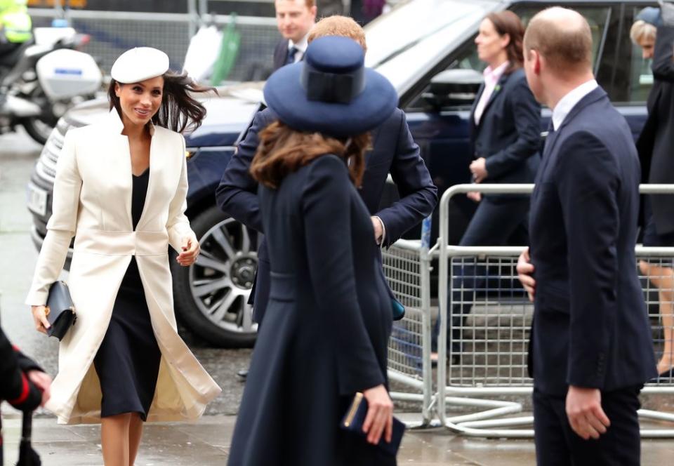 Meghan Markle impressionne en blanc lors d’une apparition aux côtés de la reine