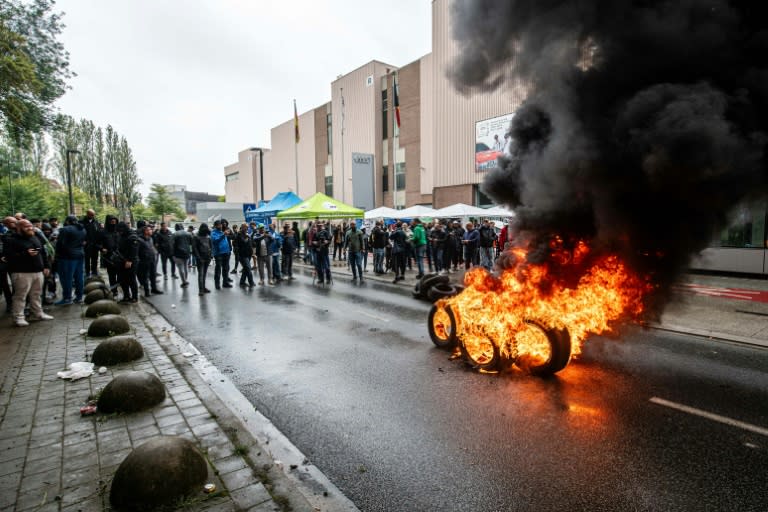 Pneus brûlés par des salariés devant l'usine Audi à Bruxelles, le 9 septembre 2024 (JONAS ROOSENS)