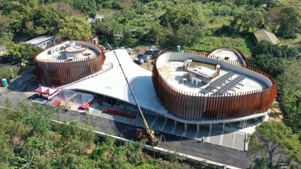 An aerial photo of nearly complete Weather station project, taken during a ceremony in which the last fin was installed.（台北氣象站幾近完成的空拍照片，拍攝於最後一片節能版的吊掛安裝典禮。）