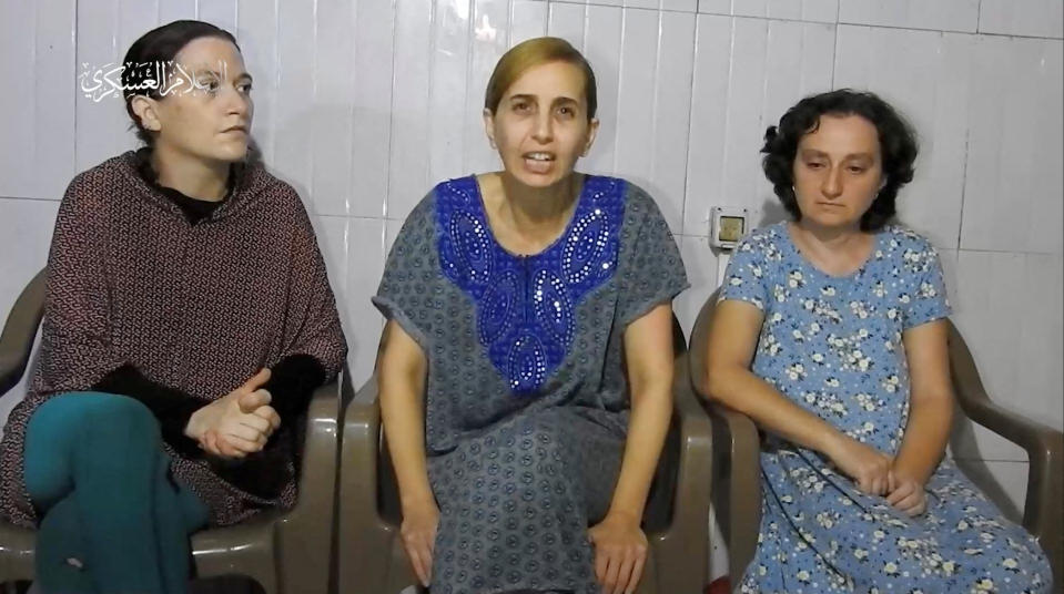 Tres mujeres israelíes, identificadas por el primer ministro israelí Benjamín Netanyahu como Yelena Trupanob, Danielle Aloni y Rimon Kirsht, que están cautivas por el islamista Hamás en Gaza después de ser secuestradas en hogares israelíes el 7 de octubre, dan una declaración en este video obtenido por Reuters el 30 de octubre de 2023. Brigada Al-Qassam, ala militar de Hamás vía Telegram/Folleto vía REUTERS ESTA IMAGEN HA SIDO SUMINISTRADA POR UN TERCERO