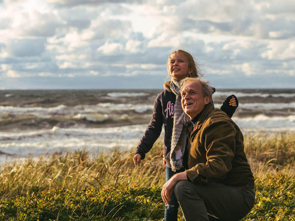 "Meeresleuchten": Thomas Wintersperger (Ulrich Tukur) mit Max' Enkelin Lena (Ksenija Sisko) beim Drachensteigen an der Ostsee. (Bild: WDR/KJ Entertainment/Lukas Salna)