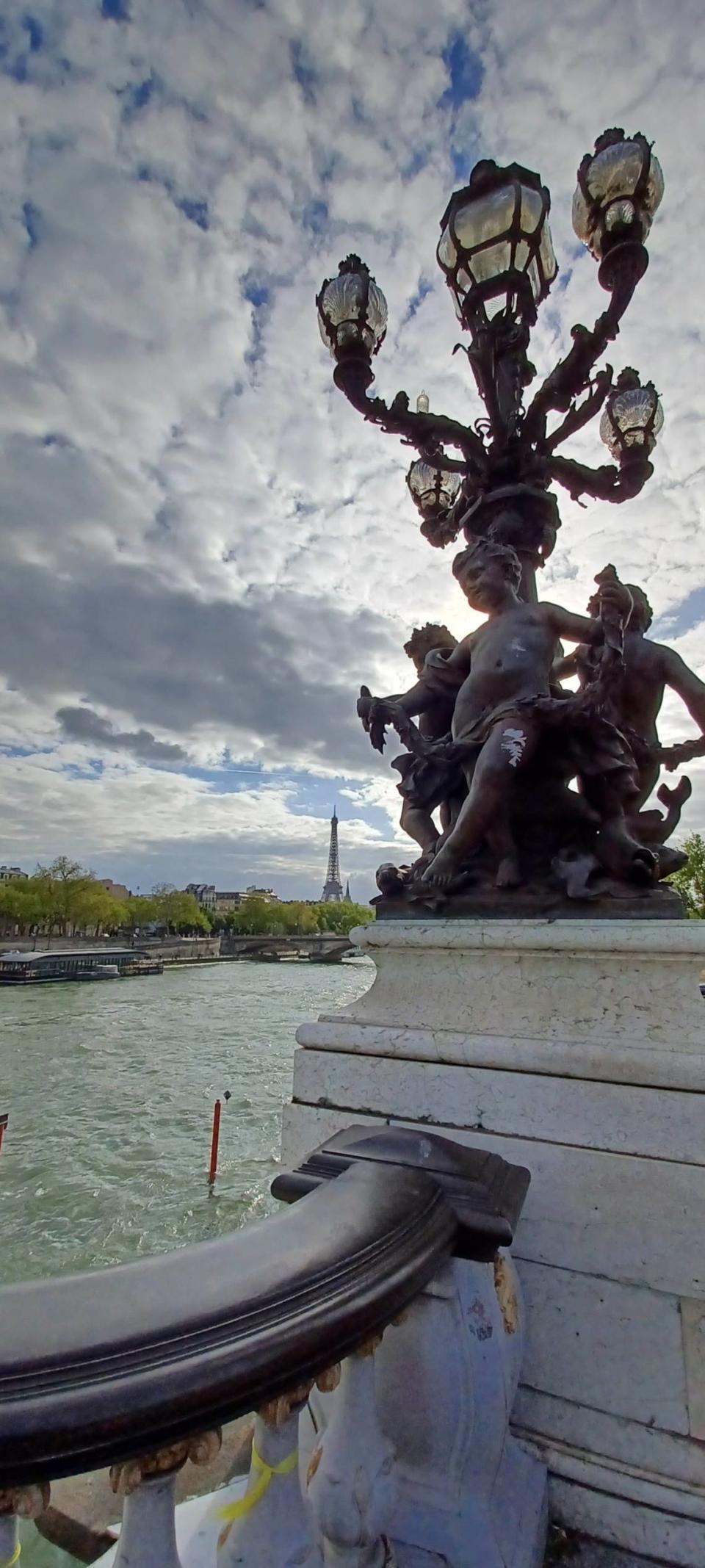 Atarceder a orillas del Sena en París.