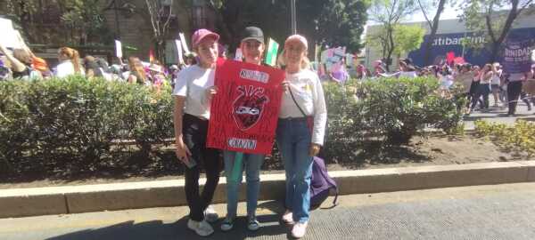 La señora Verónica Alcocer, junto a sus hijas. Foto: Elidet Soto