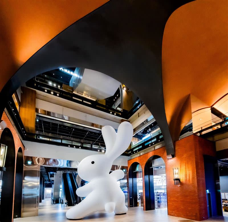 誠品生活新店｜由知名藝術家黃本蕊創作的10米高巨型兔子「太極尼尼」藝術裝置在1F迎賓。（圖／品牌業者提供）