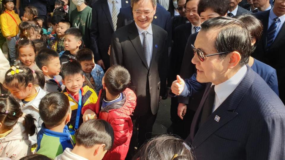 南京幼稚園小朋友見到馬英九高喊「馬爺爺好」。（圖／讀者提供）