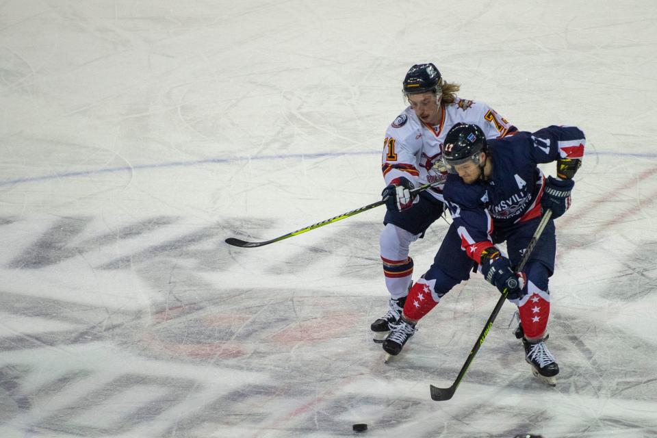 Evansville’s Matthew Hobbs (17) and Peoria’s Cayden Cahill (71) battle as the Evansville Thunderbolts host an Education Day game against the Peoria Rivermen at Ford Center in Evansville, Ind., Tuesday, Nov. 14, 2023.