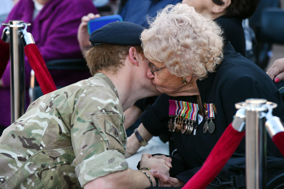 Ein herzlicher Schmatz auf die Wange des Prinzen. (Bild: Getty Images)