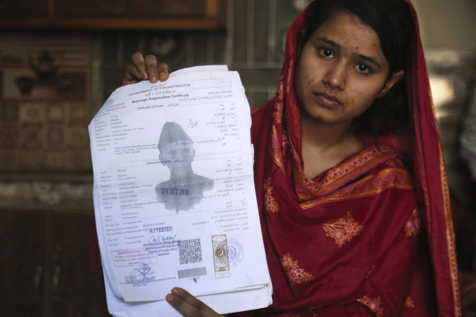 Mahek Liaqat muestra una copia del certificado de matrimonio con un chino el 14 de abril del 2019 en Gujranwala, Pakistán. Una de numerosas muchachas paquistaníes cristianas pobres que son casadas por la fuerza con chinos que pagan a sus padres, la joven regresó a su país y dijo que su marido abusaba de ella. (AP Photo/K.M. Chaudary)