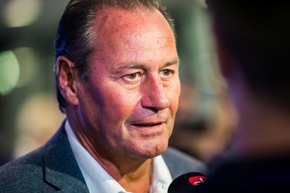 In der zurückliegenden Saison bewahrte Huub Stevens den VfB Stuttgart als Interimstrainer schon das zweite Mal in Folge vor einem Abstieg. Auch der Holländer ist momentan auf Jobsuche.