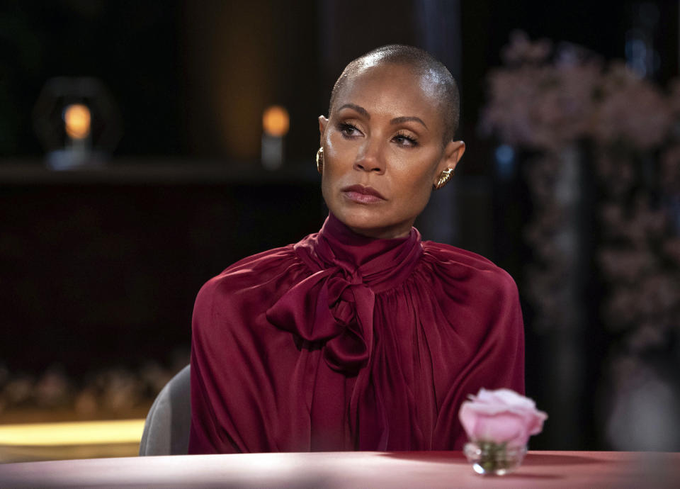 Jada Pinkett Smith en un episodio de su serie online "Red Table Talk". En su más reciente episodio, que se transmitirá el 1 de junio de 2022 en Facebook Watch, Pinkett Smith habla sobre la alopecia areata, la enfermedad que padece y le ha hecho perder el cabello. (Jordan Fisher/Red Table Talk via AP)