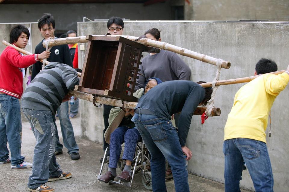 輪椅上的婆婆和三太子的對話。（2008年攝）（陳逸宏攝影，一葦文思提供）