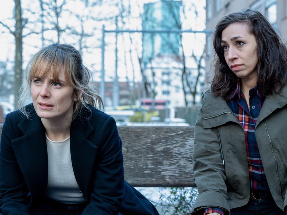 Die Schauspielerinnen Anna Pieri Zuercher (l.) und Carol Schuler schlüpfen im "Tatort: Risiken mit Nebenwirkungen" erneut in ihre Kommissarinnenrollen Isabelle Grandjean und Tessa Ott. (Bild: SRF/Sava Hlavacek)