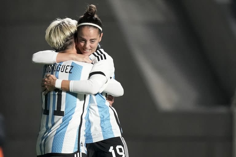 Mariana Larroquette y Yamila Rodríguez festejan el triunfo ante Perú, en el último amistoso de la selección antes del Mundial