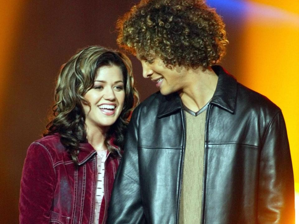 justin guarini looking lovingly at kelly clarkson on the season one finale of american idol