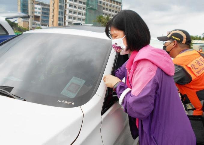 執行人員當場張貼封條查封車輛。（法務部行政執行署屏東分署提供）