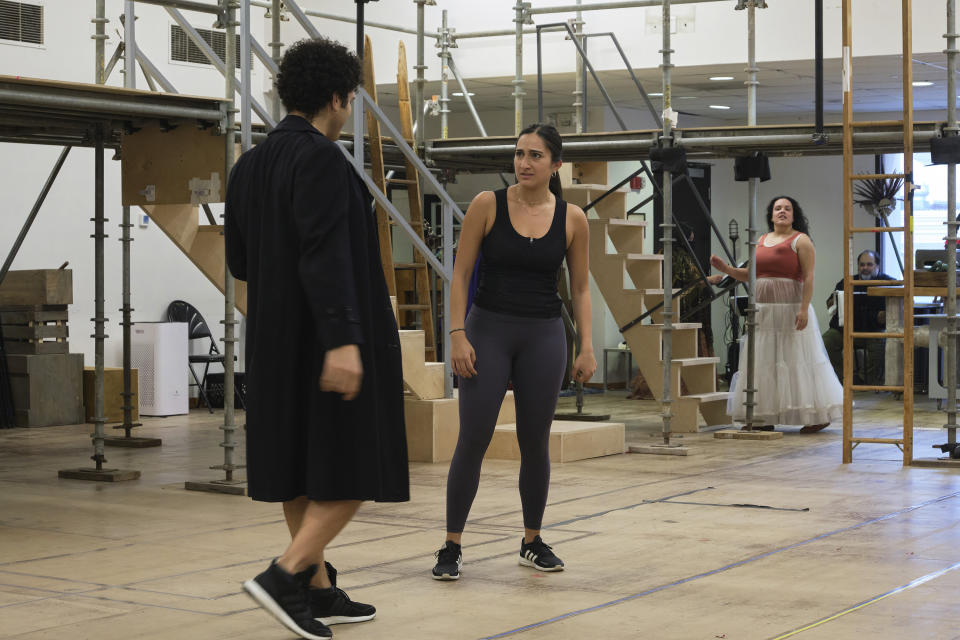 Los actores Joel Perez, Krystina Alabado y Desireé Rodriguez durante un ensayo de la comedia musical "Kiss My Aztec!" en Hartford, Connecticut, el 12 de mayo de 2022. El espectáculo, escrito por John Leguizamo y el director Tony Taccone, se presentará del 1 al 26 de junio en el teatro Hartford Stage. (Alan Arias vía AP)