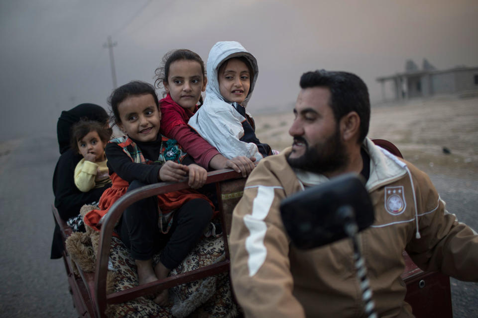 Refugees flee Mosul, Iraq