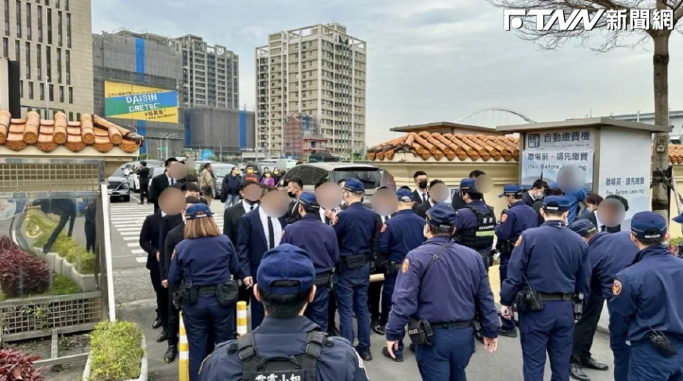 太陽聯盟「元老會」大哥余昱熹今日在新北市立板橋殯儀館舉行公祭，轄區海山警分局不敢大意，出動上百名警力在出入口盤查。（圖／翻攝畫面）