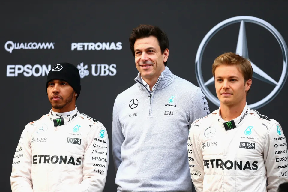 Toto Wolff junto a Hamilton y Rosberg antes del inicio de la temporada de 2016. (Foto: Clive Mason / Getty Images).