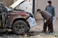 <p>Security officers collect evidence as they investigate crime scene after a bomb exploded next to a convoy of deputy chairman of the Pakistan Senate, Senator Ghafoor Haideri in Mastung, Pakistan, May 12, 2017. (Photo: Naseer Ahmed/Reuters) </p>